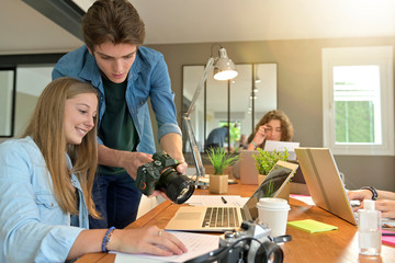 Obraz premium Students in photography working together on project