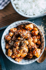 Poulet façon teriyaki caramélisé avec des graines de sésame dans un bol