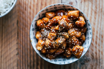 Poulet façon teriyaki caramélisé avec des graines de sésame dans un bol
