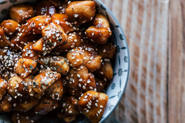 Poulet façon teriyaki caramélisé avec des graines de sésame dans un bol