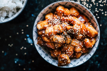 Poulet façon teriyaki caramélisé avec des graines de sésame dans un bol