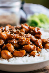 Poulet façon teriyaki caramélisé avec des graines de sésame dans un bol