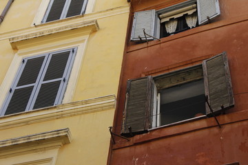 Fototapeta na wymiar Contrasting color buildings in Itay