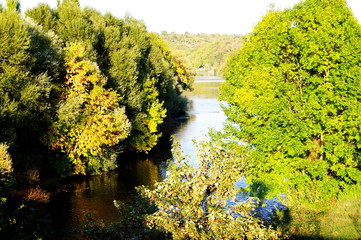 Idyllischer Fluß mit Bäumen an beiden Ufern 