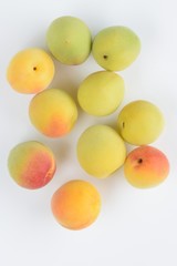 フレッシュな梅の実、白背景
