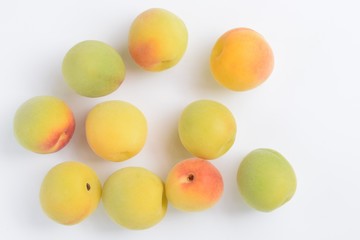 フレッシュな梅の実、白背景
