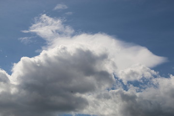 Obraz premium nubes blancas en cielo azul claro y luminoso