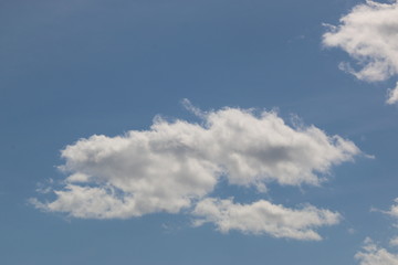 nubes blancas en cielo azul claro y luminoso