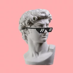 Statue. Kopfhörer. Isoliert. Gipsstatue von Davids Kopf. Mann. Kreativ. Gipsstatue von Davids Kopf in Pixelbrille. Minimale Konzeptkunst. © stasnds