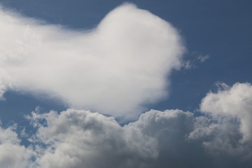 nubes blancas en cielo azul claro y luminoso