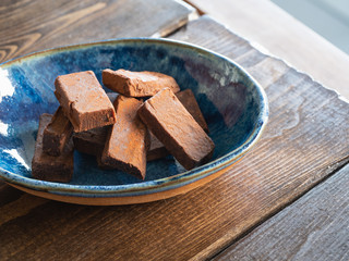 器に入ったたくさんの生チョコレート。
