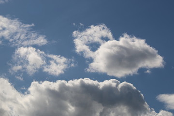 Fototapeta na wymiar cielo azul con nubes blancas y negras