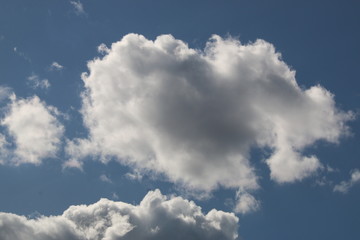 cielo azul con nubes blancas y negras