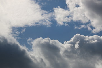 nubes blancas en cielo azul claro y luminoso