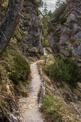 Aschauer Klamm, eine Schlucht in den Alpen an der Grenze zwischen Österreich und Deutschland. Schöne Wasserfälle, hohe Felswände sind eine der Touristenattraktionen des Berchtesgadener Landes.