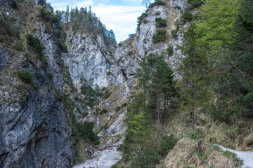 Aschauer Klamm, eine Schlucht in den Alpen an der Grenze zwischen Österreich und Deutschland. Schöne Wasserfälle, hohe Felswände sind eine der Touristenattraktionen des Berchtesgadener Landes. Beliebt