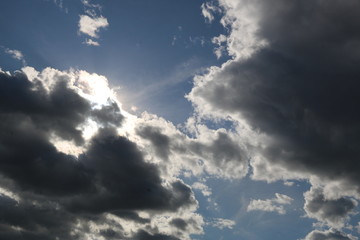 nubes blancas en cielo azul claro y luminoso