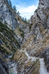 Fototapeta na wymiar Aschauer Klamm, eine Schlucht in den Alpen an der Grenze zwischen Österreich und Deutschland. Schöne Wasserfälle, hohe Felswände sind eine der Touristenattraktionen des Berchtesgadener Landes. Beliebt