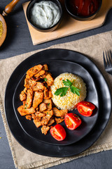 bulgur mit gebratenem fleisch und joghurtsoße