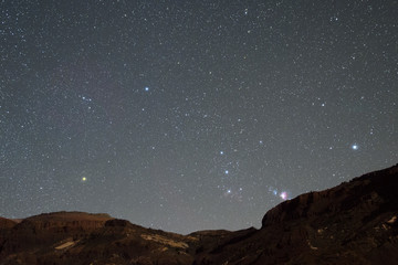 Gwiazdozbiór Oriona wschodzący zza góry na Teneryfie. Wiać mgławicę M42, zarys mgławicy...