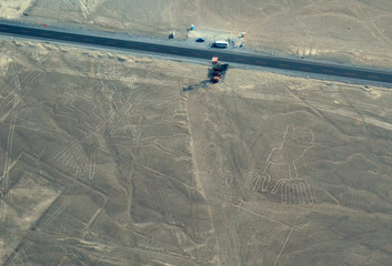 Tajemnicze rysunki na pustyni Nasca w Peru - linie Nasca  widziane z samopotu - 346428980