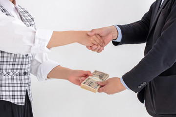 銀行員が100万円のお金を渡して握手している　給付金　money 融資　事業　借金　握手