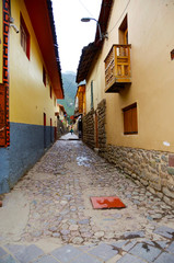 Wąska uliczka w Olantaytamboo w Peru - architektura - obrazy, fototapety, plakaty