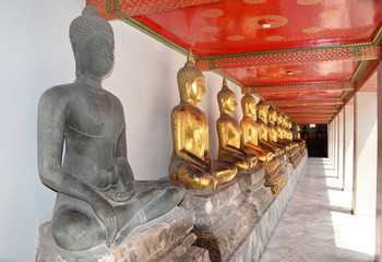 Posągi Buddhy w świątyni Wat Pho w Bangkoku - Tajlandia