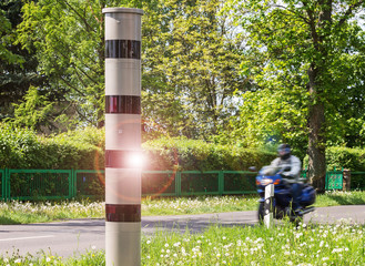 Motorradfahrer wird gebllitzt