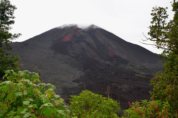Wulkan Pacaya wciąż dymi choć od ostatniej większej erupcji minęło kilka lat. Doszło wówczas do rozerwania góry a lejąca się z krateru lawa, zastygła jako wielkie pole magmy. - obrazy, fototapety, plakaty