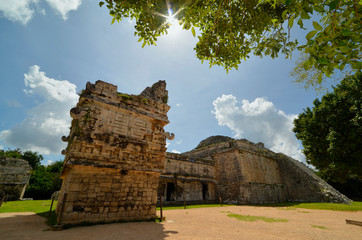Ruiny budowli Majów w Chichen Itza w Meksyku na Jukatanie.