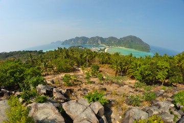 Panorama na wyspy Phi Phi w tajskiej dzielnicy krabi. Niebiańska plaża. - obrazy, fototapety, plakaty