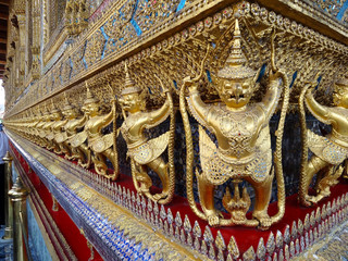 Rzeźby i złote zdobienia w świątyni Wat Pho w Bangkoku - Tajlandia © Tomasz Aurora