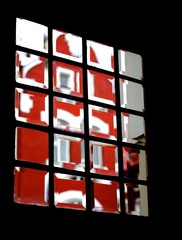 Abstrakcja fasady budynku widziana z za szklanych drzwi