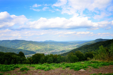 Naklejka premium górski krajobraz z niebieskim niebem