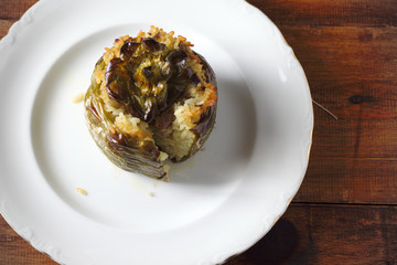 Pimientos rellenos de arroz y carne de ternera con especias al horno. Plato típico de la dieta mediterránea, comida española