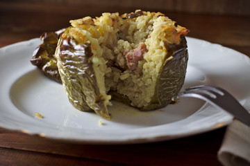 Pimientos rellenos de arroz y carne de ternera con especias al horno. Plato típico de la dieta mediterránea, comida española