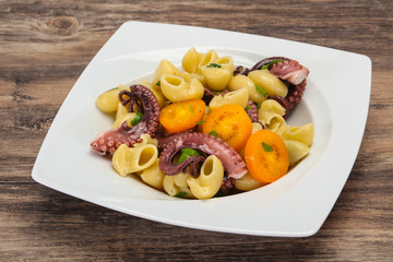 Pasta with octopus and yellow tomatoes