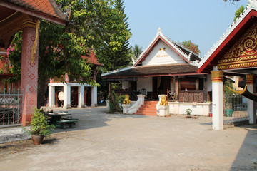 Obraz premium świątynia buddyjska (Wat Sensoukharam) w luang prabang (laos)