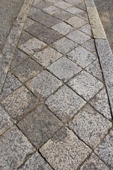 正方形の石材を並べた石畳