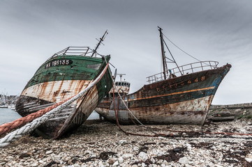 Épaves de bateaux de pêche sur le rivage
