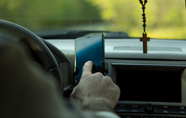 man hand phone in car