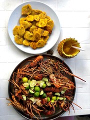 Pranzo di aragoste con platano fritto e pina colada dentro un ananas, come drink, a Santo Domingo