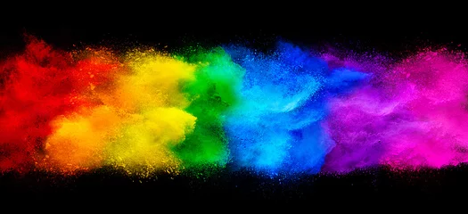 Gartenposter bunte Regenbogen-Holi-Farbe-Pulver-Explosions-Girlande Banner isoliert dunkelschwarzer breiter Panorama-Hintergrund. Frieden rgb schönes Partykonzept © stockphoto-graf