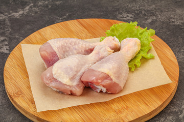 Raw chicken drumsticks for cooking