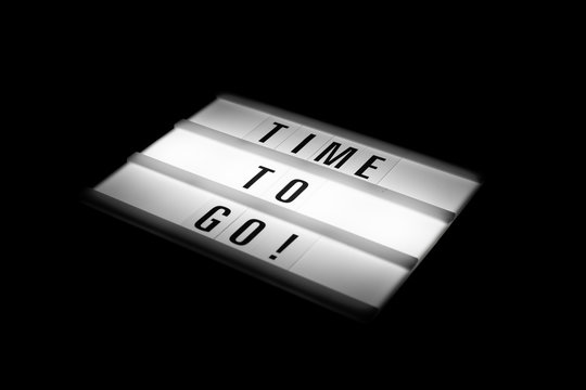 Painel luminoso a dizer "Time To Go!"