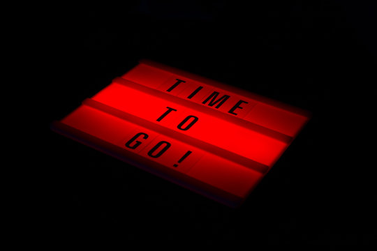 Painel luminoso a dizer "Time To Go!"