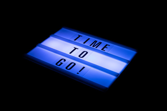 Painel luminoso a dizer "Time To Go!"