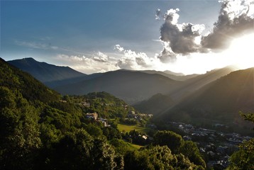 precioso atardecer en los pirineos franceses mientras el sol se esconde tras las montañas verdosas