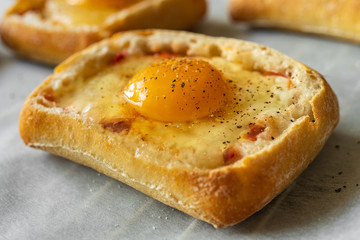 Jajko zapiekane w chlebie, przekąska, śniadanie © piotrszczepanek